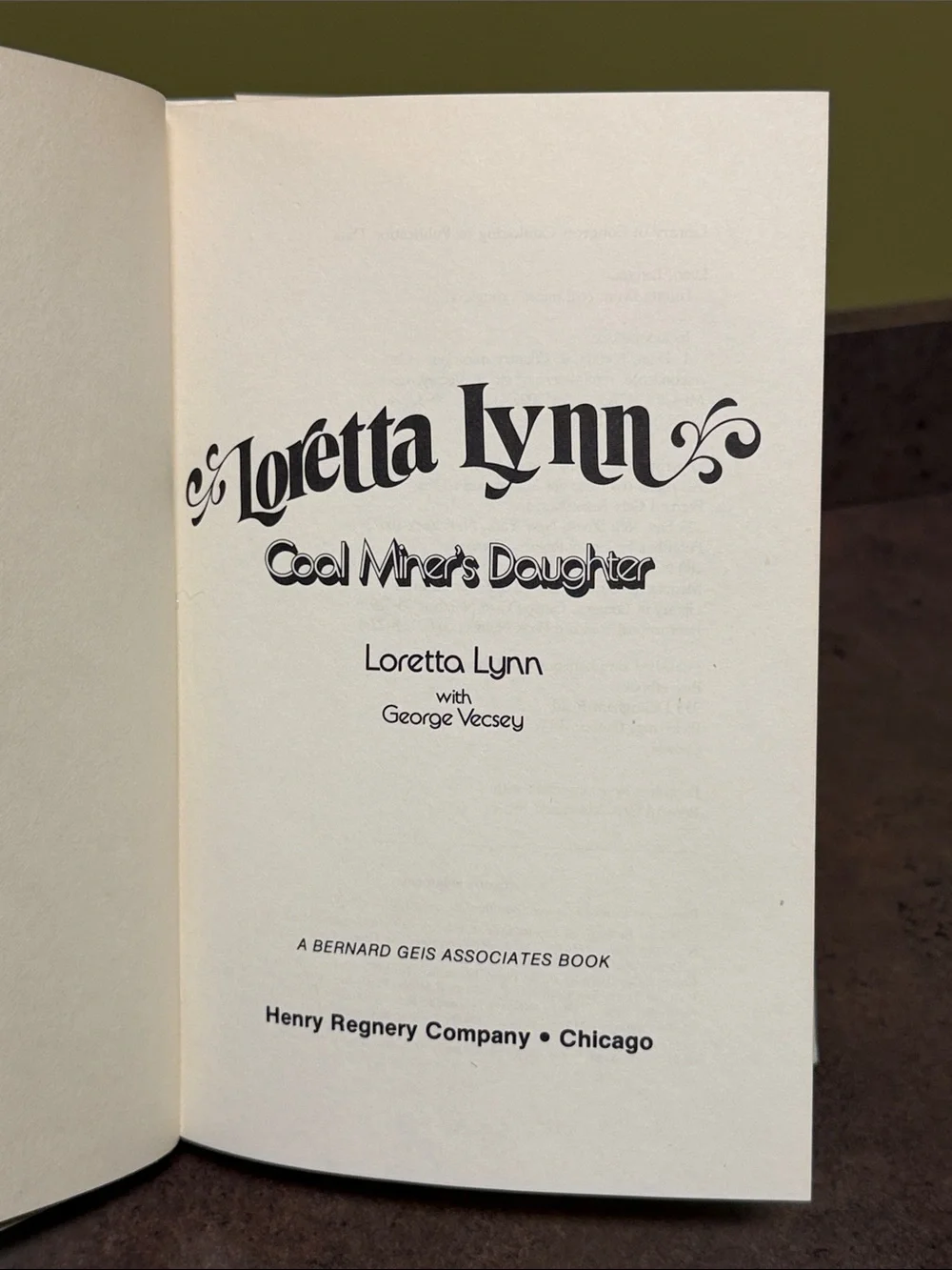 Loretta Lynn “Coal Miner’s Daughter”. 1976 vintage book
